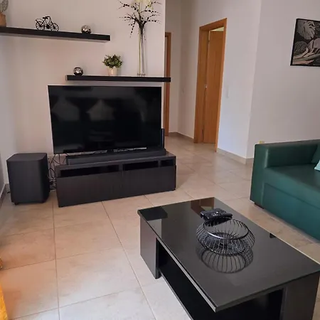 Lucas House 4 *